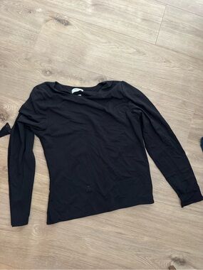 Aritzia Black Long-Sleeve Crewneck Top contour